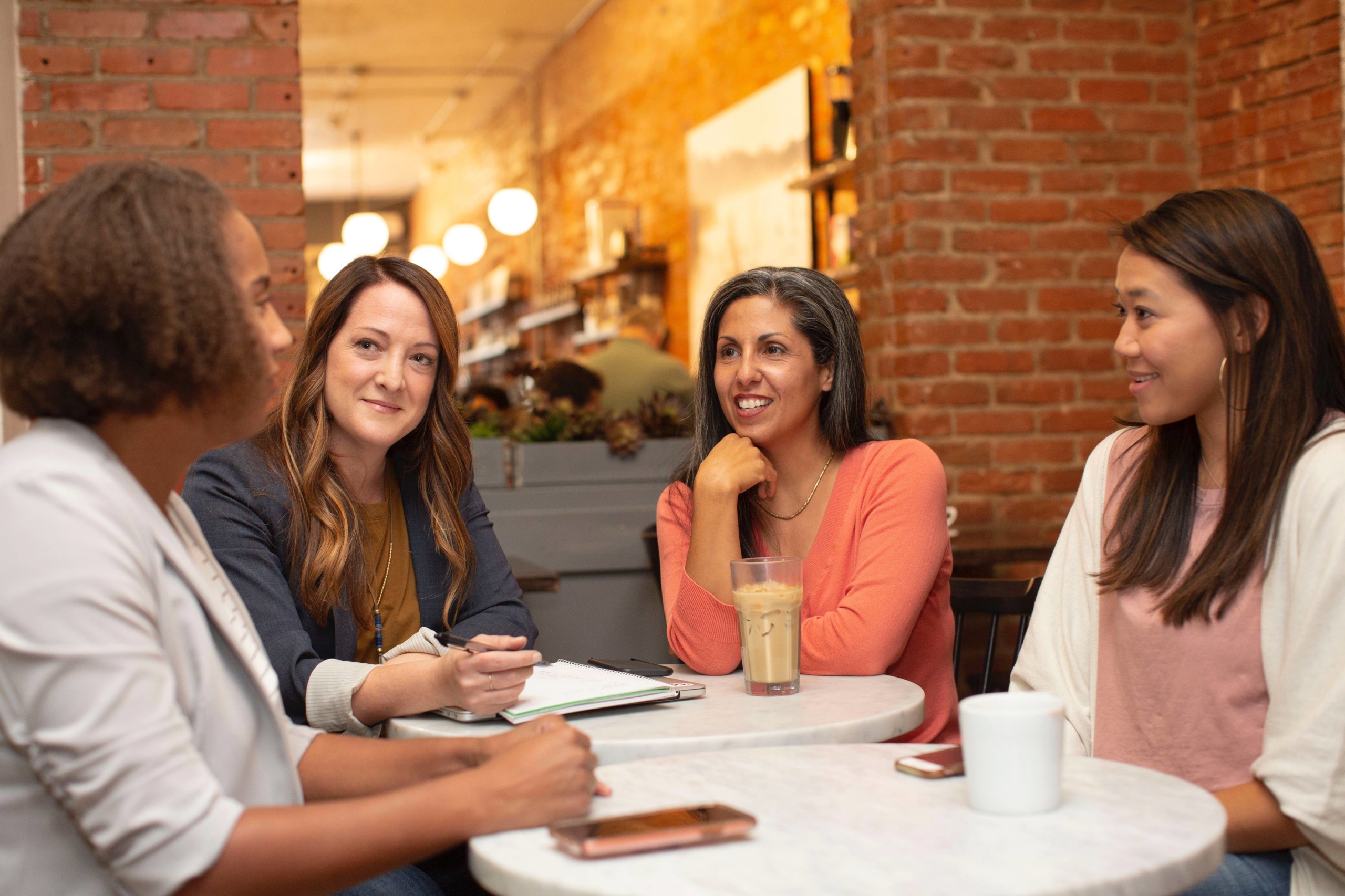 Un groupe de professionnel est réuni autour d\'un café pour se rencontrer