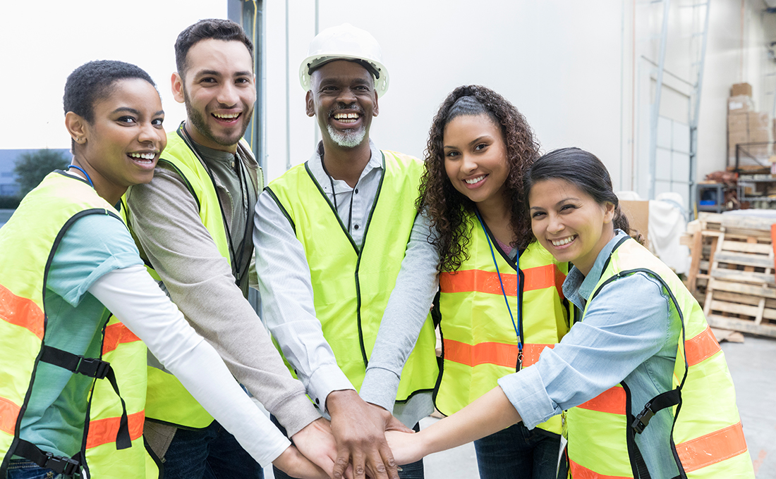 Salariés mains dans la mains avec gilet jaune