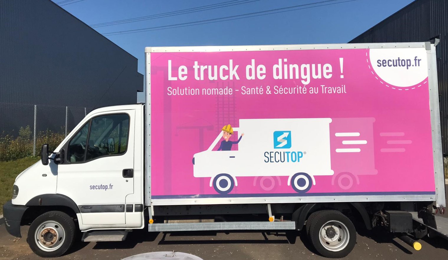 Photo du secutruck : notre camion santé et sécurité au travail avec comme slogan \"Le truck de dingue !\"