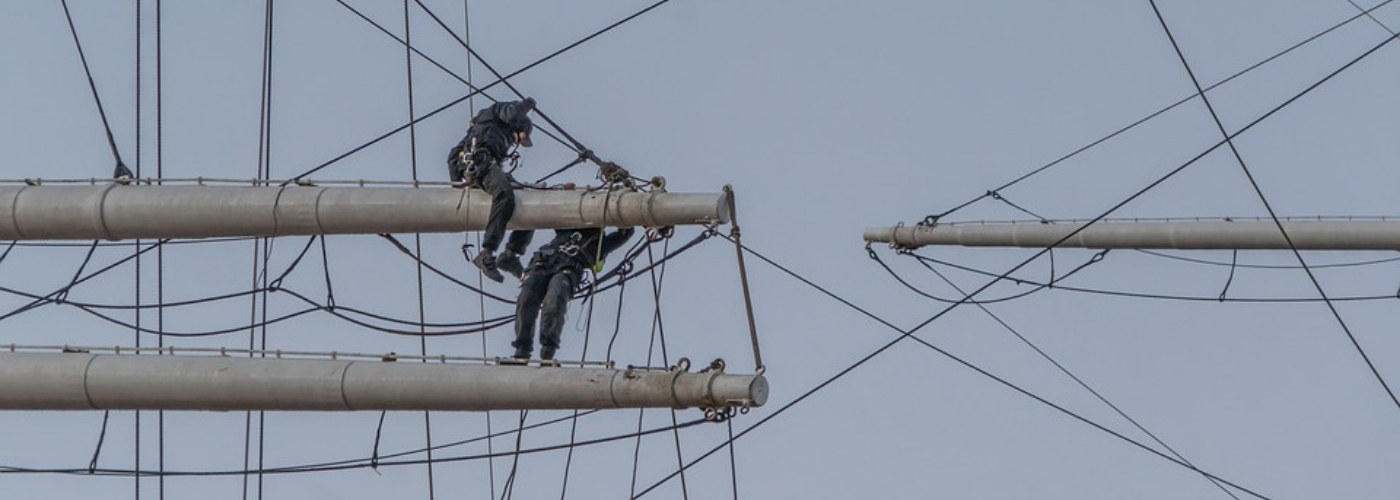 deux hommes travaillant en hauteur