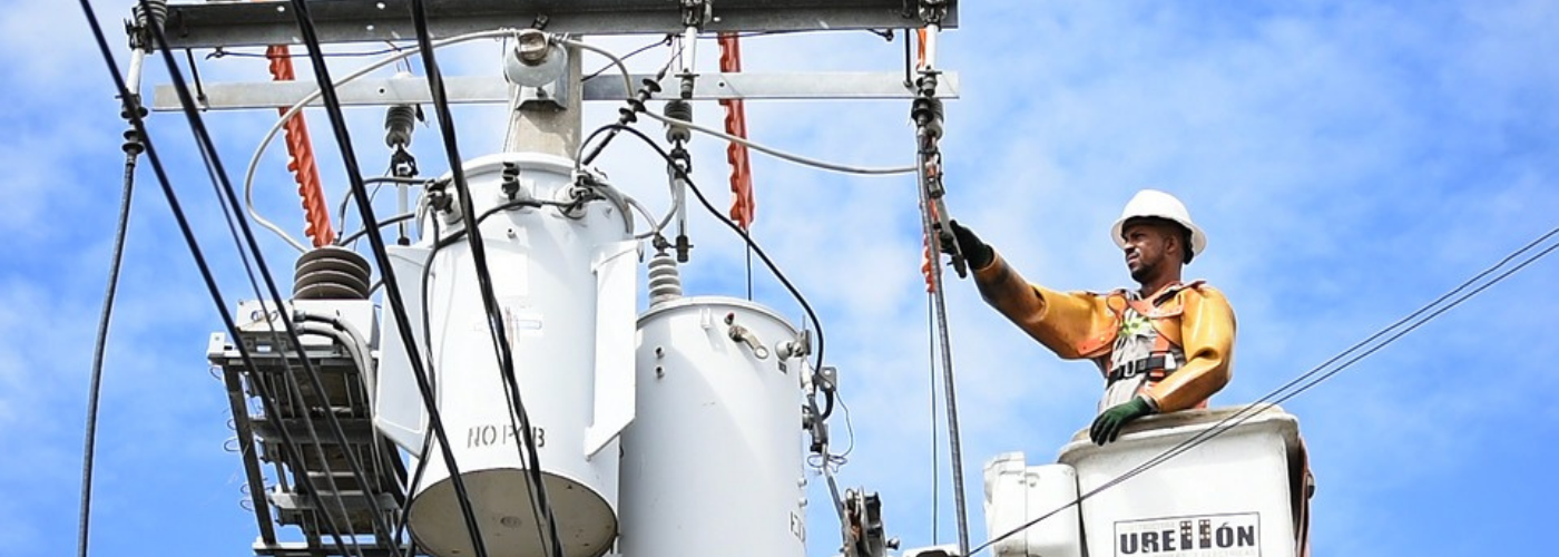 homme dans une nacelle s'occupant de l'électricité