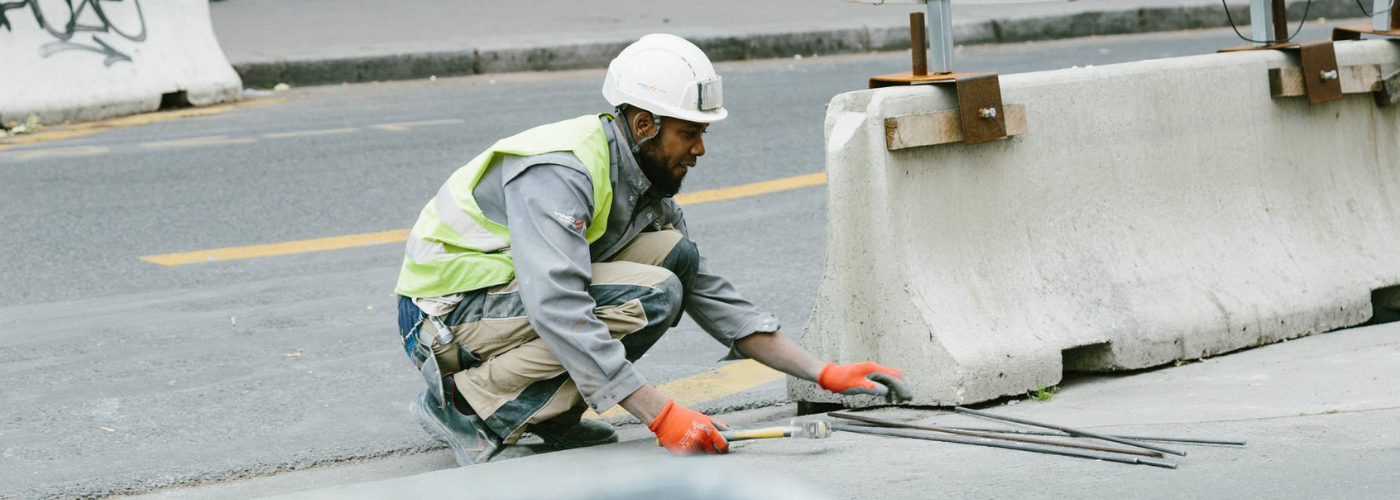 homme sur la route portant un casque