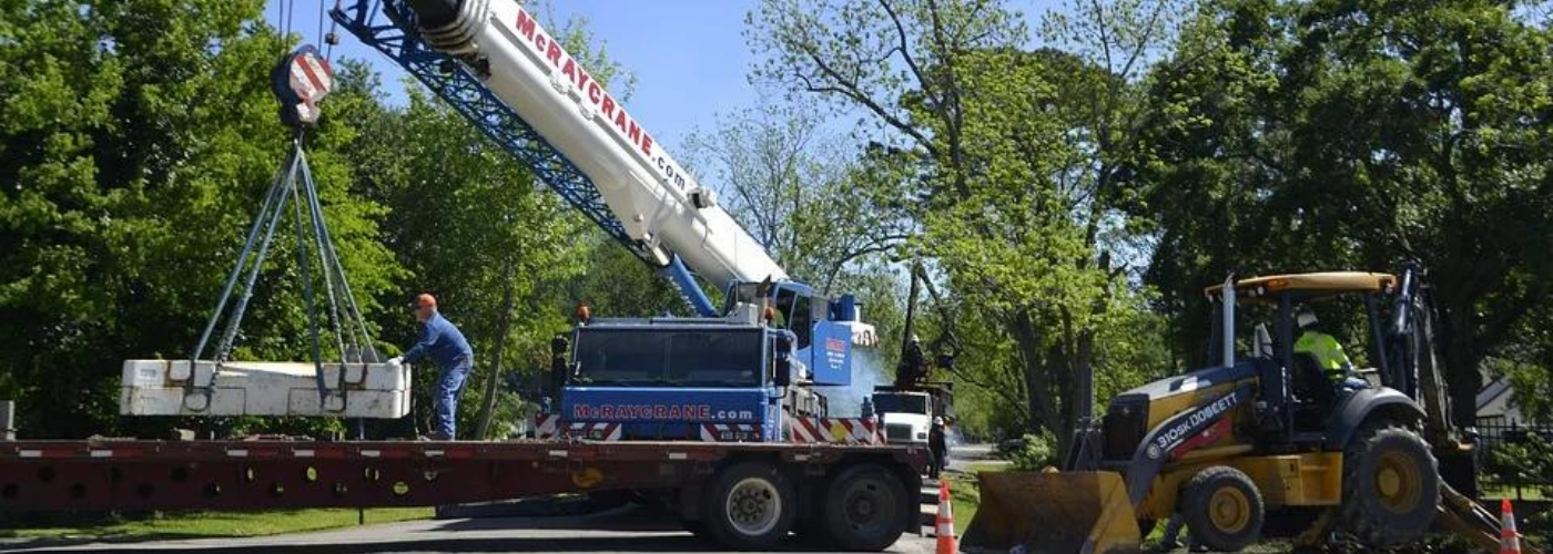 deux hommes travaillant grue auxiliaire