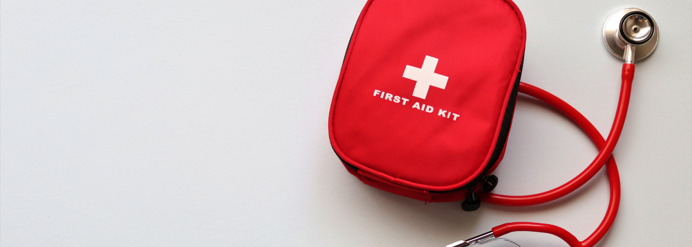 qualification de premiers secours à Paris sac de premiers soins rouge