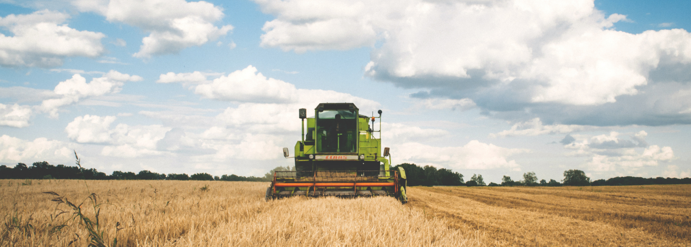 tracteur dans un champs