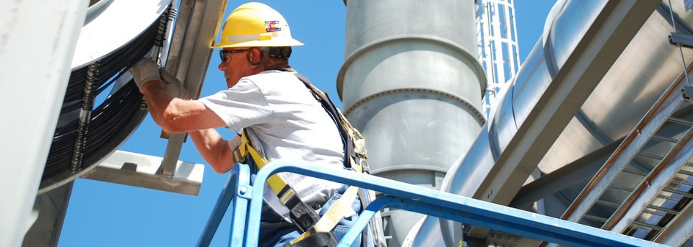 homme travaillant en hauteur avec un casque jaune