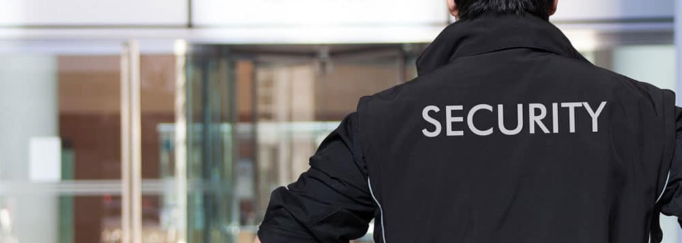 homme de dos avec un tshirt "sécurité"