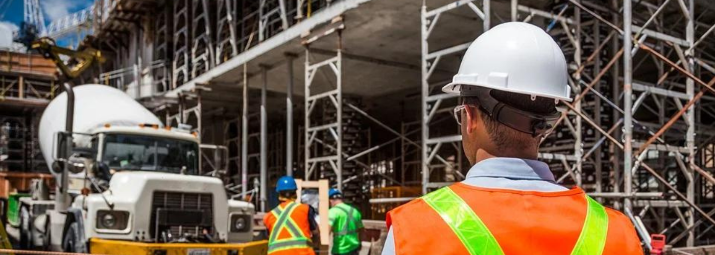 Formation travail en hauteur et sur échafaudage homme sur chantier