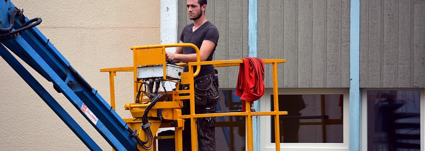 homme sur une nacelle jaune