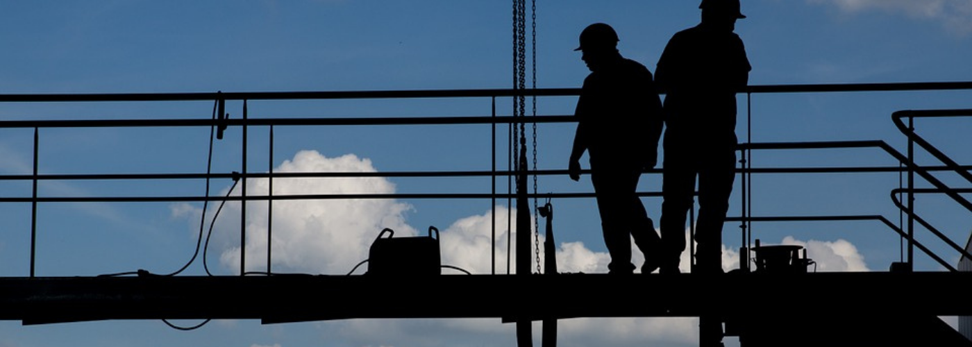 deux hommes travaillant en hauteur