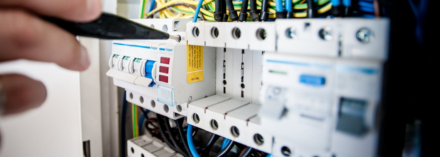 réseau électrique et main d'homme