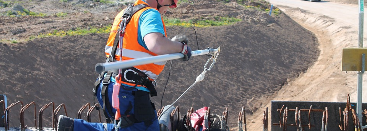 Ou passer sa formation AIPR homme avec un casque travaillant en hauteur