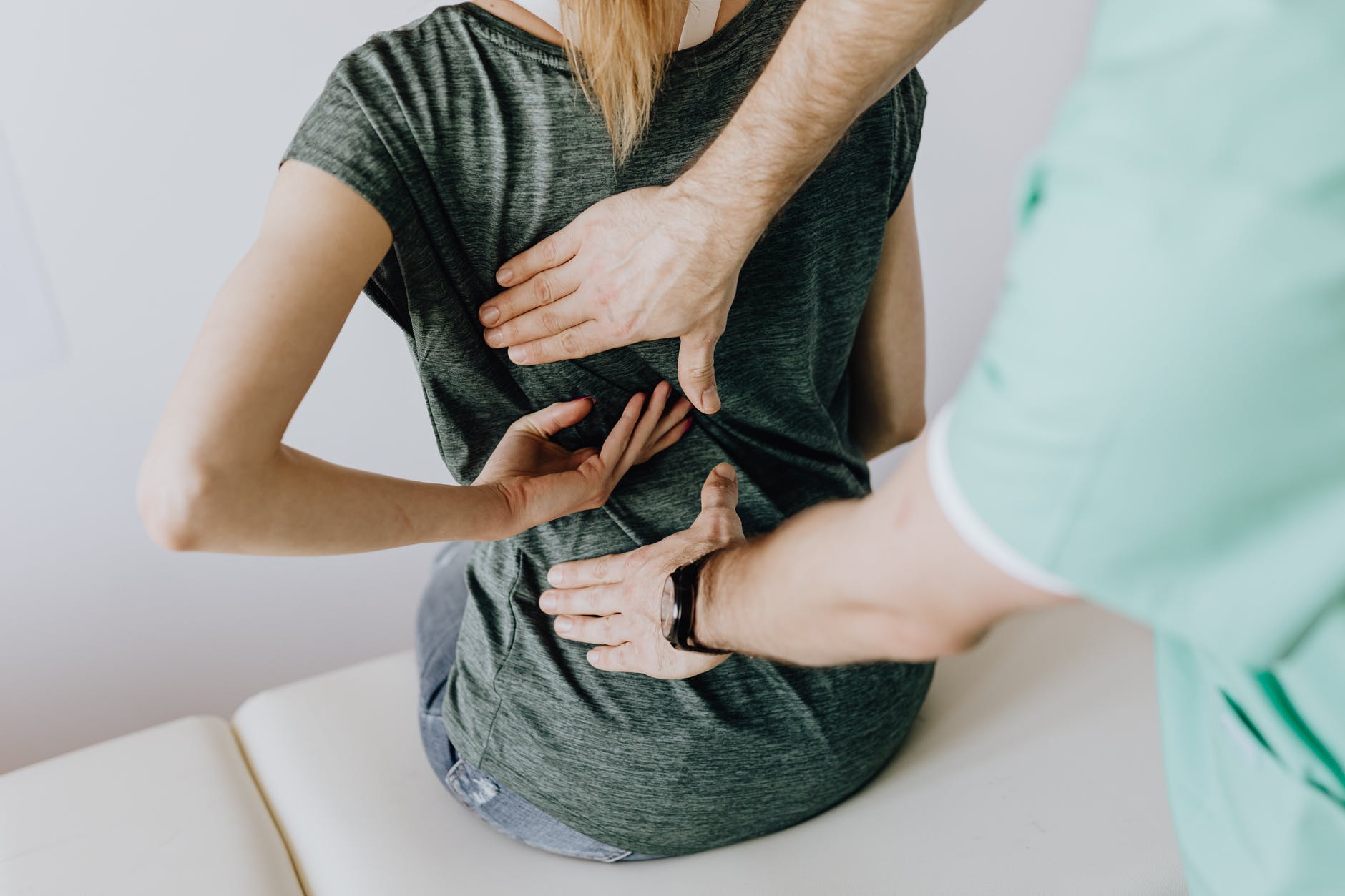 Photo d\'une femme qui a des douleurs dans la dos à cause d\'une mauvaise posture au travail