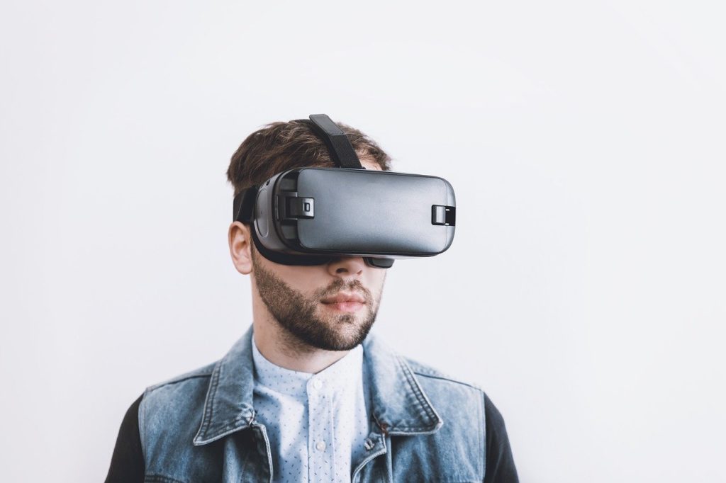 Formation réalité virtuelle photo d\'un homme portant un casque de réalité virtuelle